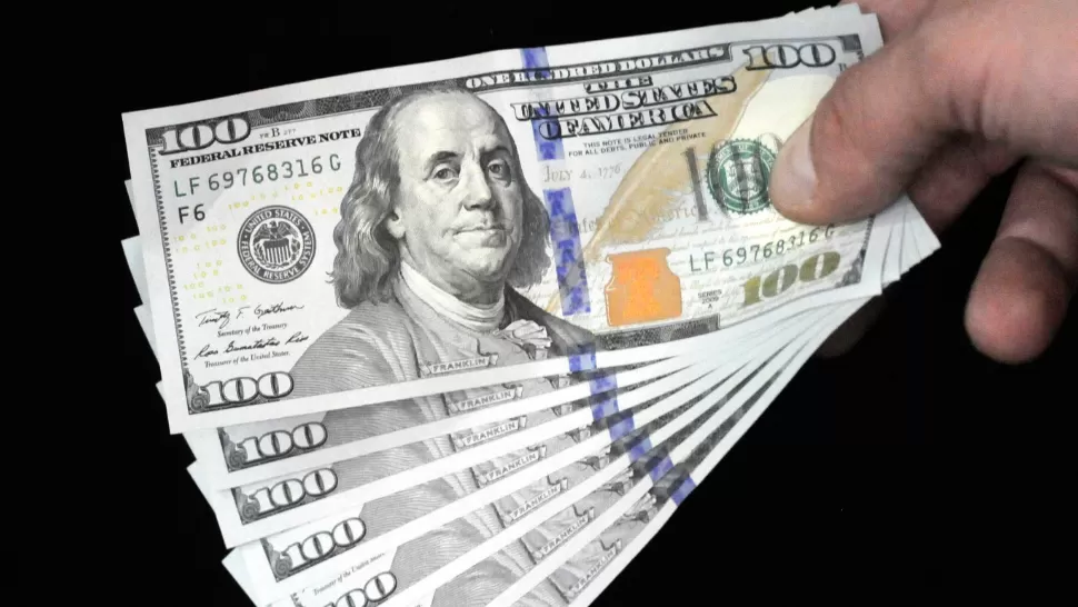 LEVE CAÍDA. El dólar alcanzó ayer su máximo histórico: $ 15,10. REUTERS