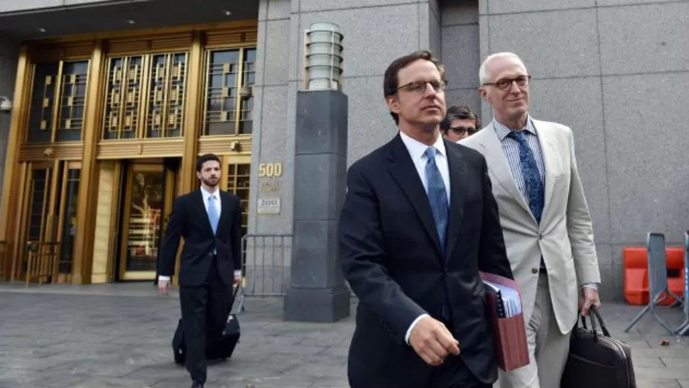 A LA SALIDA. El abogado Carmine Boccuzzi, uno de los representantes de la Argentina, sale de la Corte de Nueva York. IMAGEN DE MINUTOUNO.COM