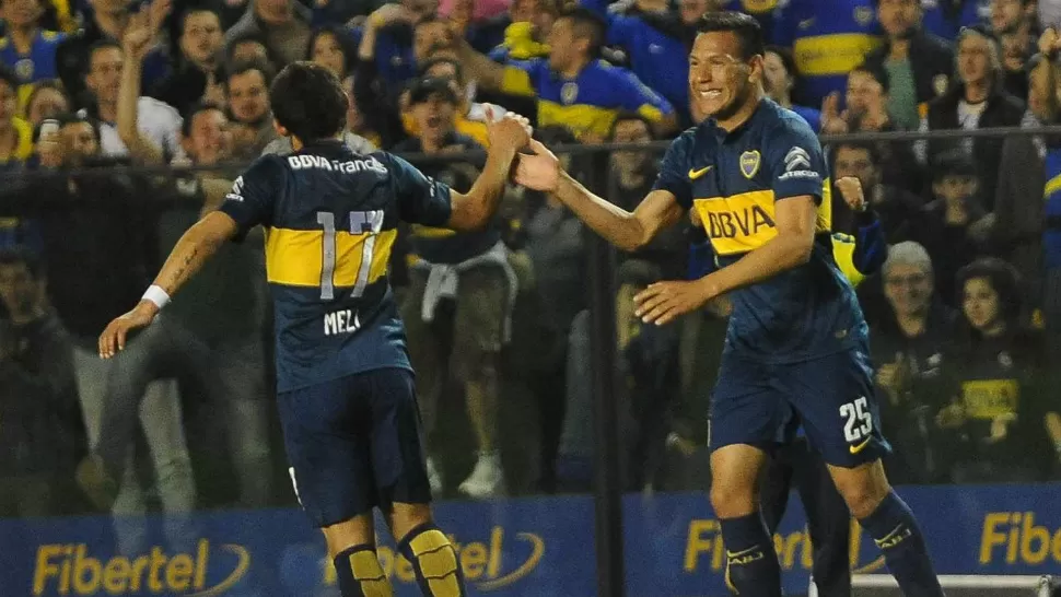 GOLEADOR. Andrés Chávez anotó los dos goles de Boca, uno en cada tiempo. En esta escena festeja el primero. TELAM