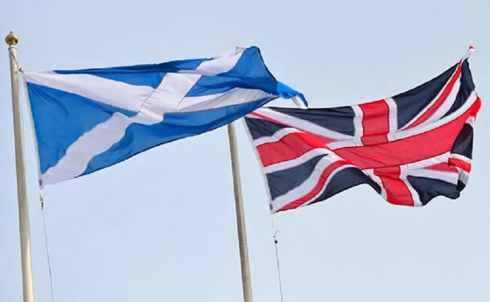 FLAMEANDO. Las banderas de Escocia y la del Reino Unido, juntas. FOTO AFP.