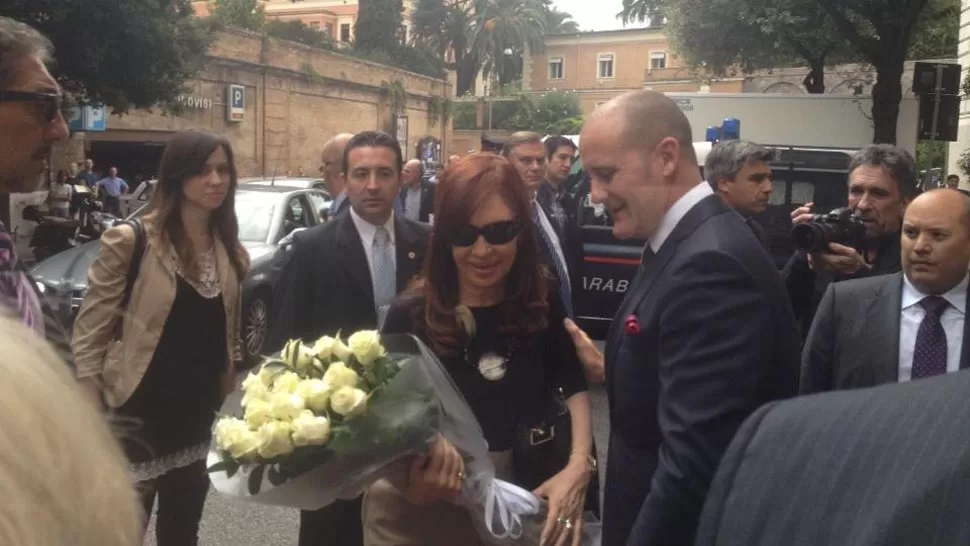 LLEGADA. Cristina fuer recibida con flores en el hotel Eden, donde se alojará en Roma. FOTO DE TWITTER @BETTAPIQUE