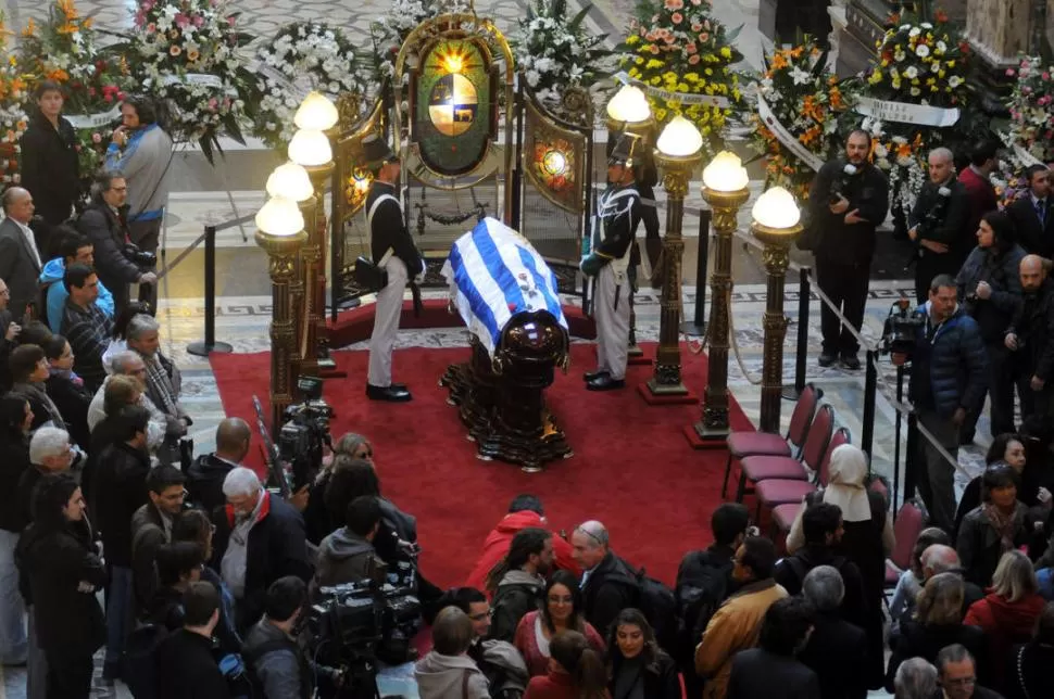 HONRAS FÚNEBRES. Como a Mario Benedetti, Uruguay veló a Zorrilla en el Palacio Legislativo. dyn 