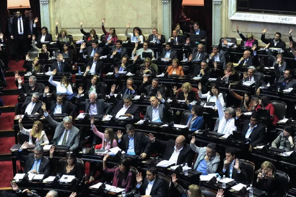 EN LA MADRUGADA. El oficialismo impuso sus votos en el recinto para que avance la iniciativa del Gobierno. télam