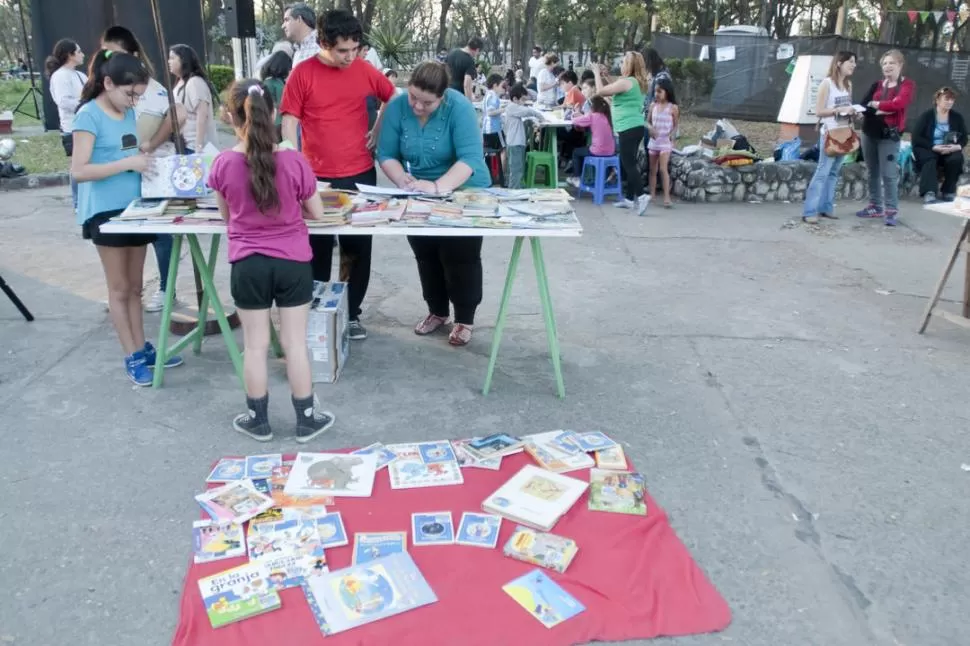 UNA VISITA AL PARQUE. Un grupo de chicos revisaba los libros de Arte Rodante en el parque Avellaneda. la gaceta / fotos de inés quinteros orio 