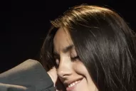 Cinco mujeres en el escenario, una actriz