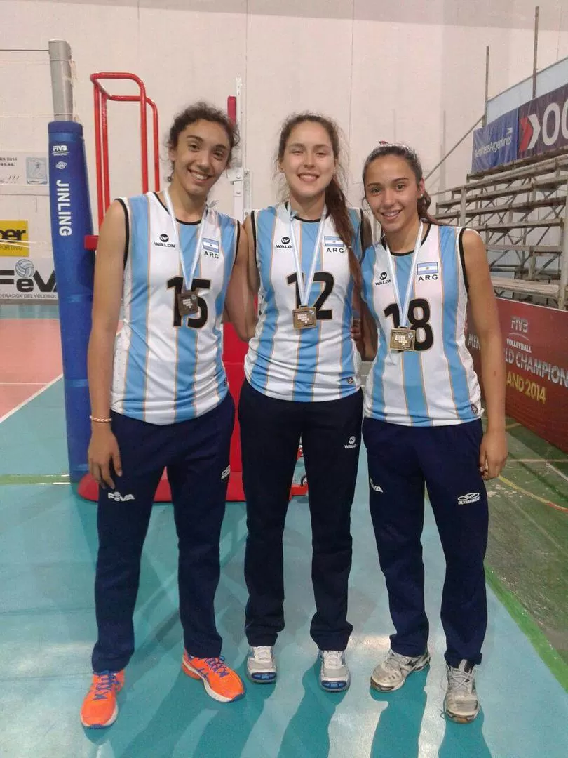 CONSAGRADAS. Corbalán, Soria y Núñez en el estadio de Chapadmalal posan con las medallas de la Copa Argentina Sub-23. 