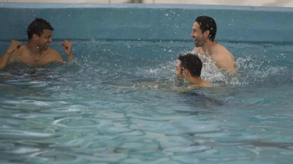 A PURO CHAPUZÓN. Casáis (a la derecha) juega en el agua junto a Lucchetti y Malagueño (de espaldas) durante la sesión de pileta que llevó ayer a cabo ayer el equipo en el club Central Córdoba. 