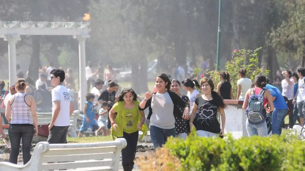 ENCUENTRO. Se espera que miles de jóvenes invadan los espacios verdes de Tucumán para festejar el Día de la Primavera y del Estudiante. ARCHIVO LA GACETA