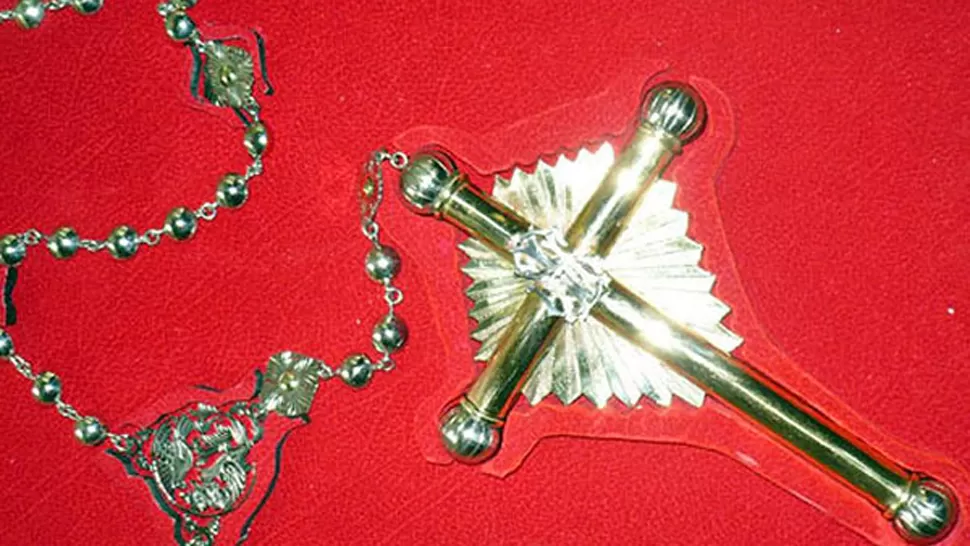 OBSEQUIO. El rosario entregado al Papa fue confeccionado en marzo. FOTO TOMADA DE ELLIBERAL.COM.AR