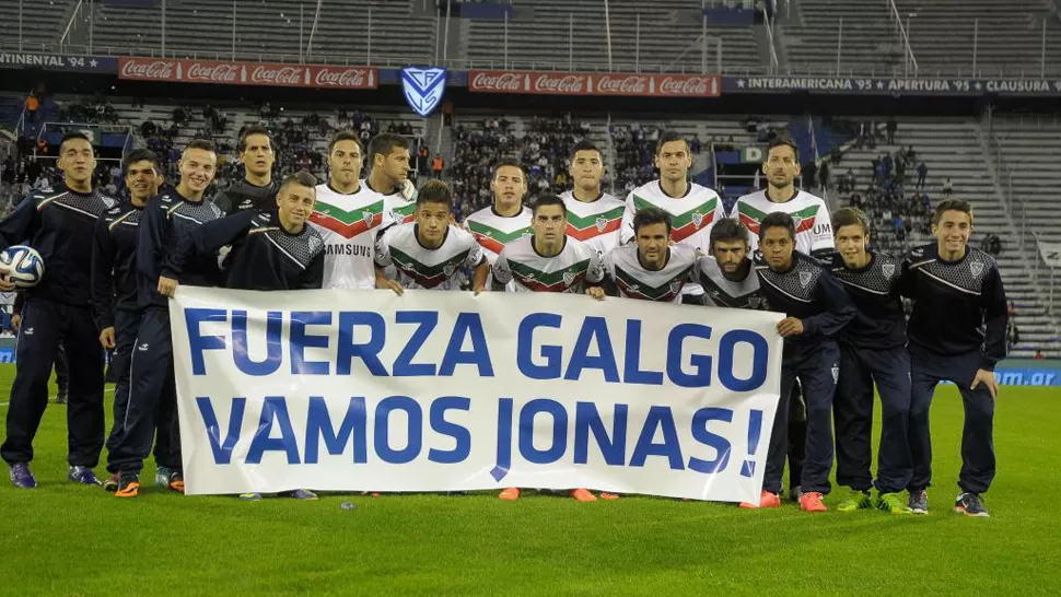 FUERZA. Gutiérrez fue homenajeado por los jugadores de Vélez y también por los de Newcastle. FOTO TOMADA DE TWITTER.COM/TYCSPORTS