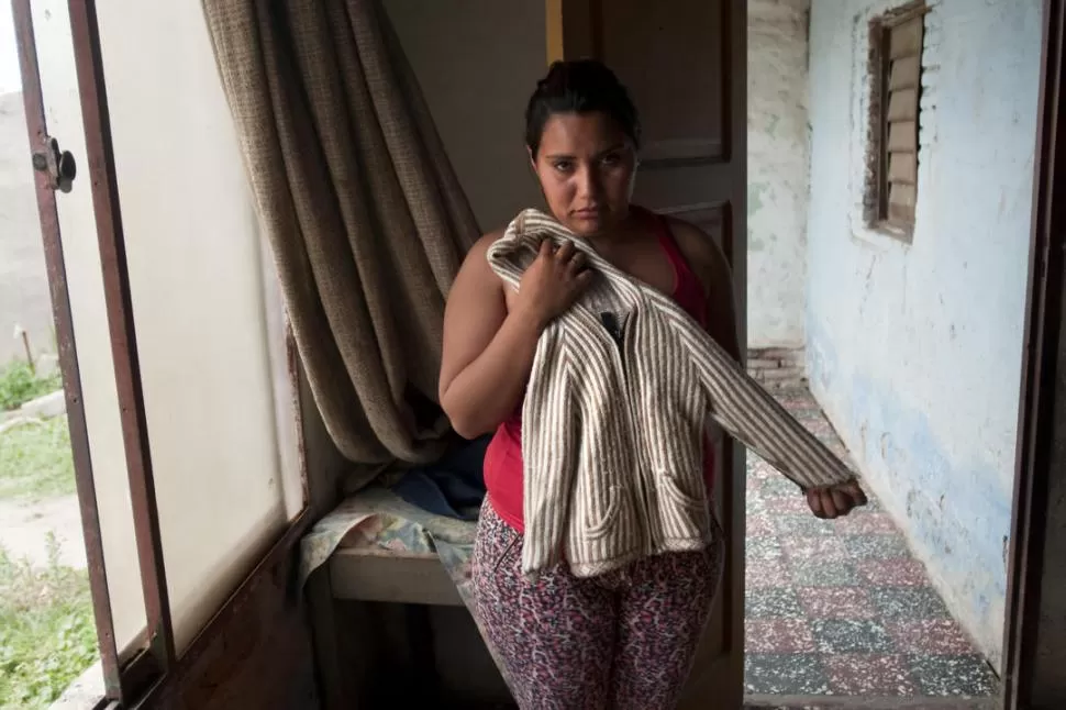 RECUERDO. La mamá de Danilo sostiene una campera del bebé. la gaceta / foto de in[es quinteros orio