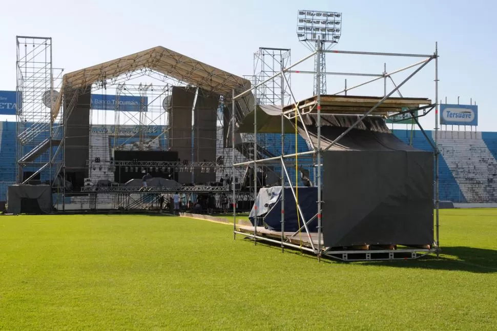 TODO LISTO. Así está el campo de juego del estadio José Fierro: con el escenario en el círculo principal y prácticamente preparado para recibir a los artistas que desfilarán por el festival musical “Monumental”. 
