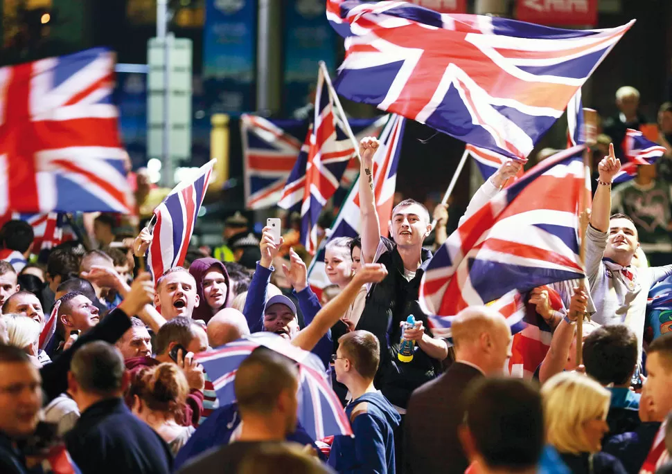 EN GLASGOW. Partidarios del “No” celebran el triunfo unionista, en una plaza de la mayor ciudad de Escocia. Sin embargo, allí ganó el independentismo.