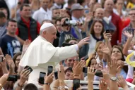 Francisco inició su visita por Albania