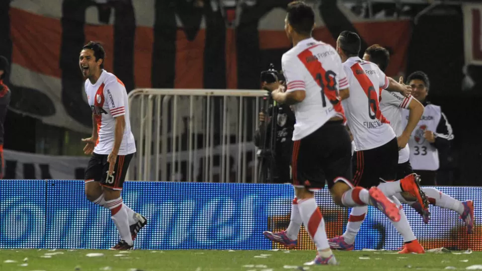 FESTEJO MILLONARIO. Pisculichi celebra su gol, el primero de River sobre Independiente, anotado a los 3 minutos. TELAM