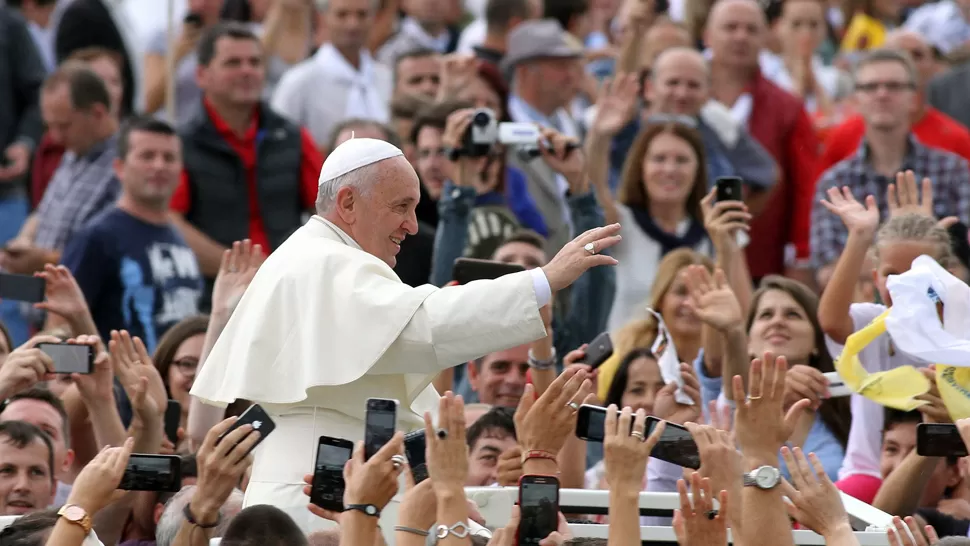 UNA MULTITUD. El Pontífice fue recibido por miles de albaneces que salieron a las calles a saludarlo. REUTERS