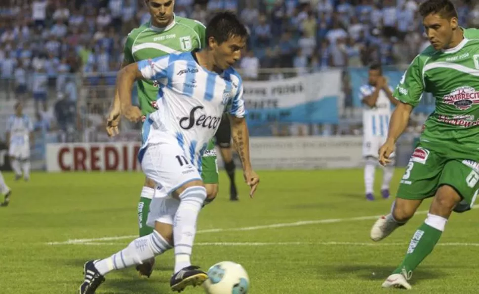 LA ÚLTIMA VEZ. Acosta maneja el balón durante el partido de la temporada pasada ante Sportivo Belgrano, en diciembre de 2013. Esta noche, “Bebé” esperará una chance en el banco de suplentes.  