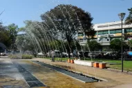 El túnel de agua es la estrella de la plaza del Hospital de Niños