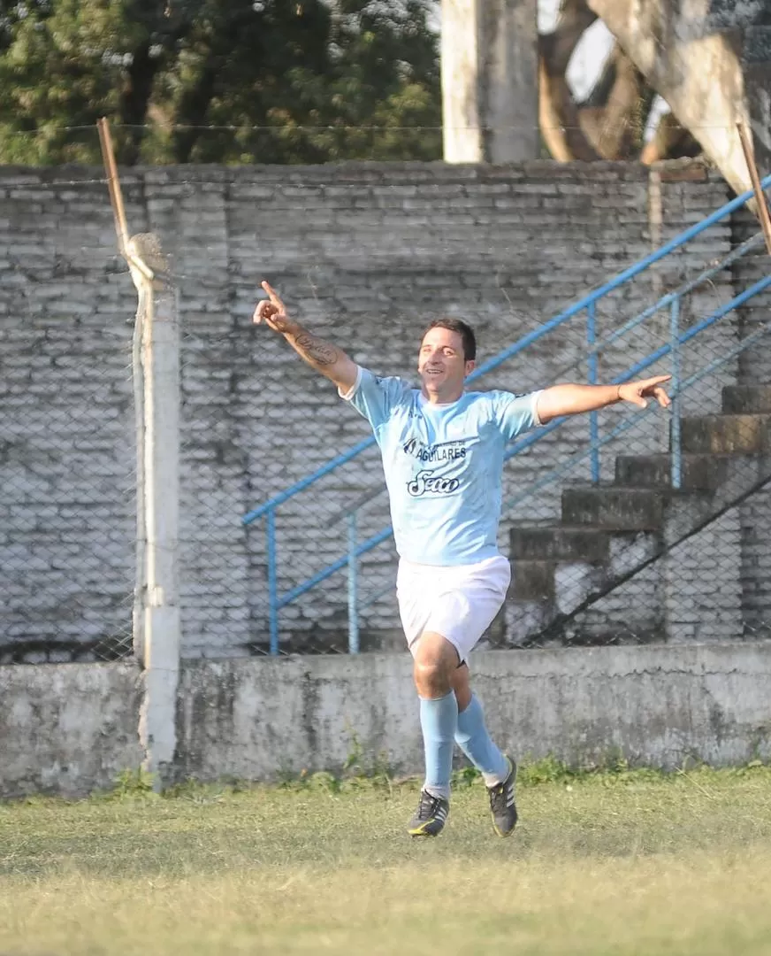LLENO DE FELICIDAD. Iorlano, festeja su gol, el segundo en el triunfo para el Deportivo Aguilares, ante Villa Cubas. 