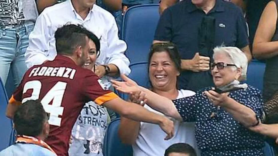 NIETO PREFERIDO. Florenzi abraza a su abuela tras marcar el gol de Roma. 