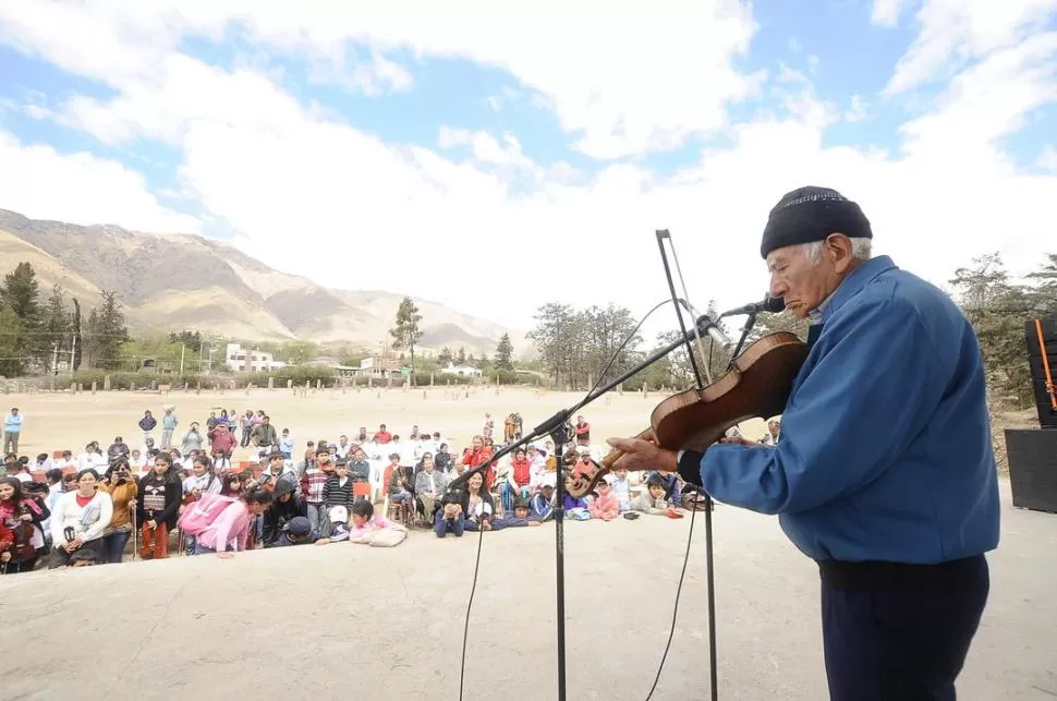 EN EL ESCENARIO. El homenajeado interpreta una zamba frente al cerro.