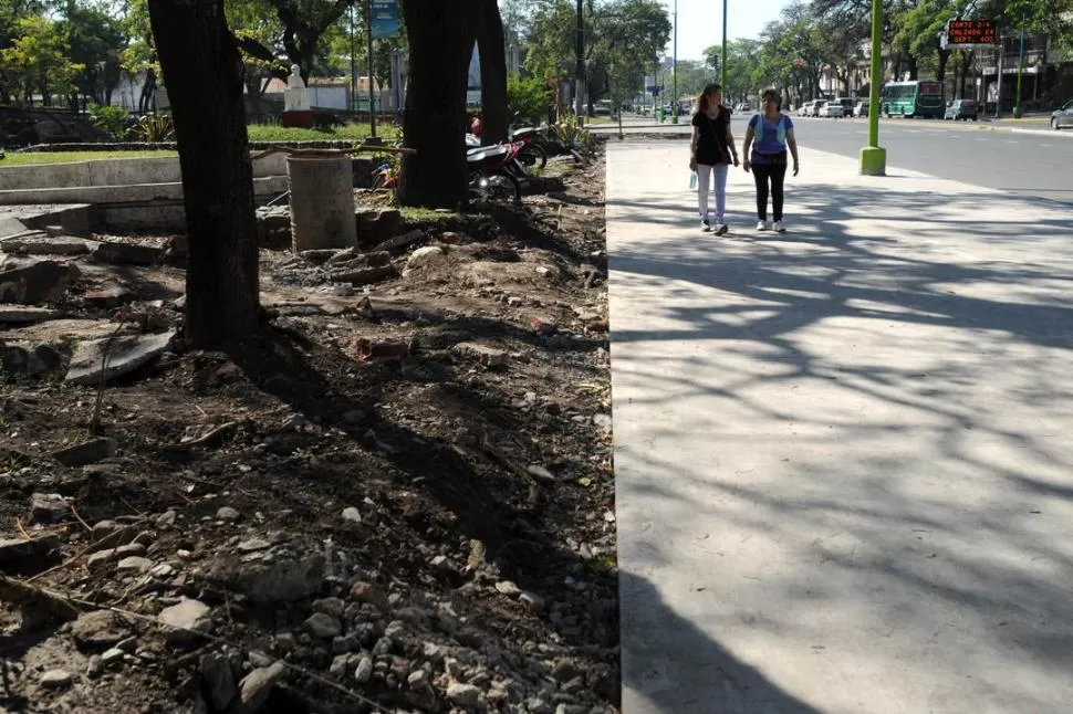 CAMINERÍA. En el parque Avellaneda, las obras de refacción han comenzado por las veredas: ya han instalado unos 100 metros sobre Mate de Luna. la gaceta / fotos de inés quinteros orio 