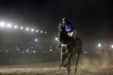 Uomo In Frac, guiado por una mano de seda