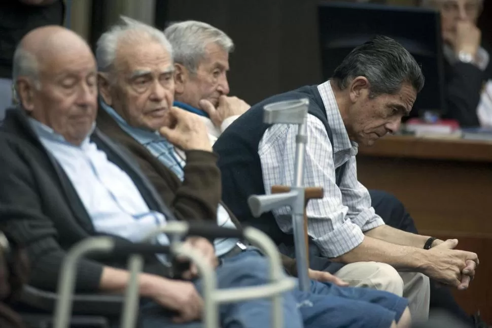 EN LA SALA. Al fondo, con la mano sobre la boca, el multicondenado Albornoz escucha las acusaciones; a su lado, reclinado hacia adelante, Lazarte. la gaceta / foto de Diego Aráoz 