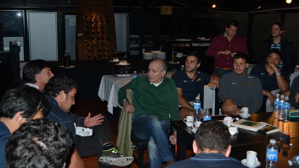 INTIMO. El ex entrenador de la Selección de fútbol compartió experiencias con los rugbistas argentinos. PRENSA UAR