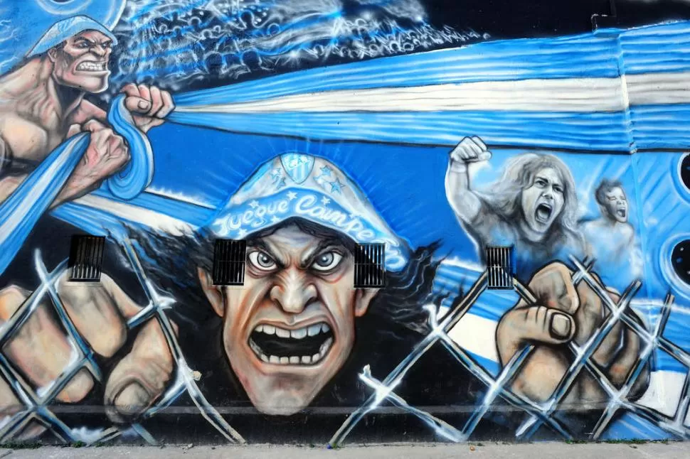 EL DEBUT. Sobre calle Chile, otro grupo de hinchas pintó el primer mural. 