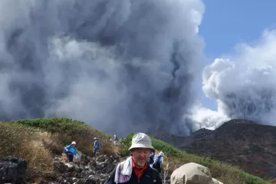 Hay al menos un muerto y 31 heridos graves por la erupción del volcán Ontake, en Japón