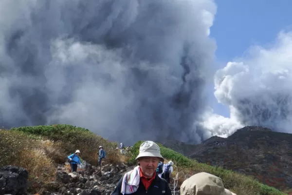 Hay al menos un muerto y 31 heridos graves por la erupción del volcán Ontake, en Japón