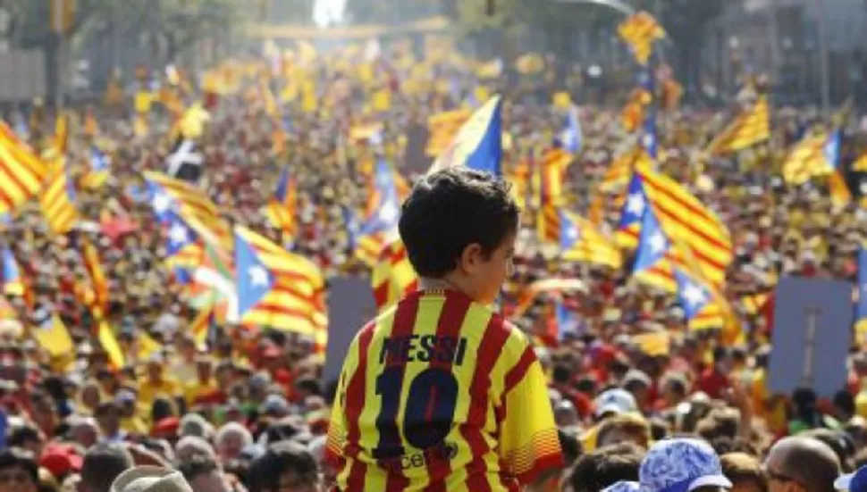 MARCHA. Los catalanes realizaron hace dos semanas una multitudinaria manifestación. FOTO TOMADA DE INFONEWS.COM