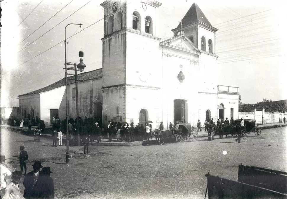 LA ANTIGUA IGLESIA. El templo parroquial de Monteros, demolido para erigir el actual, en una foto de comienzos del siglo XX. la gaceta / archivo
