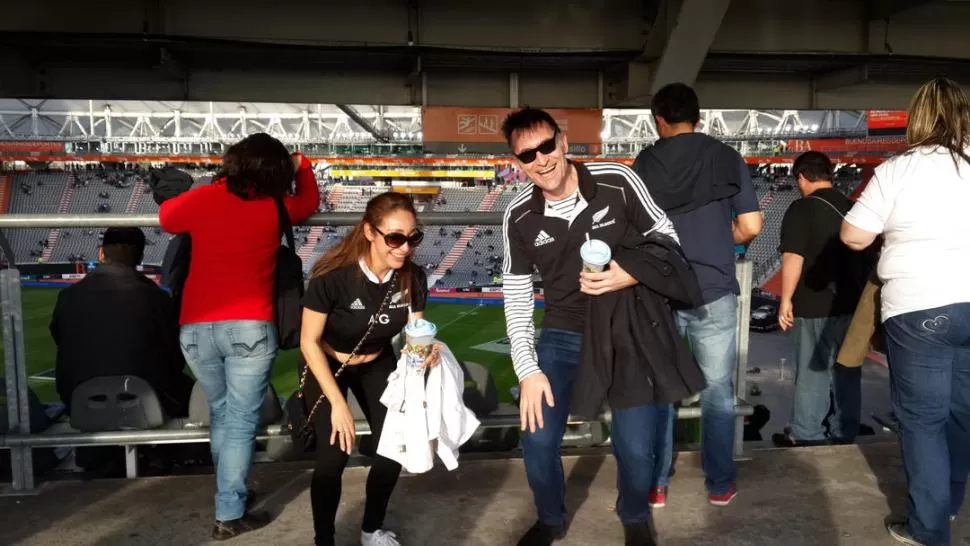 CURSO EXPRESS. David intentó enseñarle el Haka a Hasel, su novia mexicana, en una de las tribunas del estadio de La Plata. El neozelandés se esforzó para hacerlo rápidamente; el partido ya empezaba. 