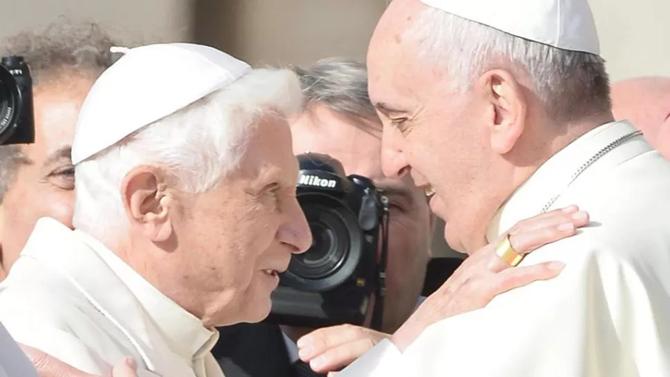 EMINENCIAS. Benedicto XVI y Francisco encabezaron la reunión con los abuelos. FOTO TOMADA DE TN.COM.AR