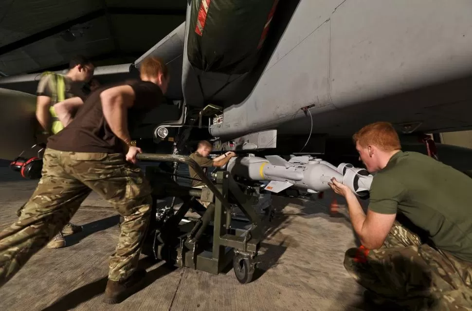 EN CHIPRE. Una bomba guiada por láser es cargada en un avión británico Tornado. La RAF se unió a los ataques contra el ISIS.  reuters