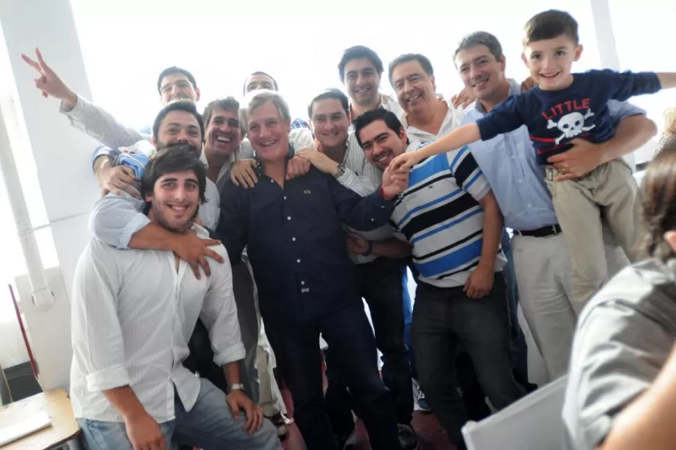 FELICES. Hinchas y colaboradores del club no quisieron perderse la oportunidad de sacarse una foto con Héctor Rivoira. 