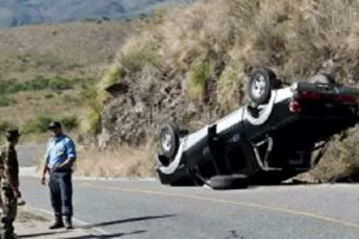 Cuatro heridos dejó el vuelco de una camioneta en el camino a El Rodeo