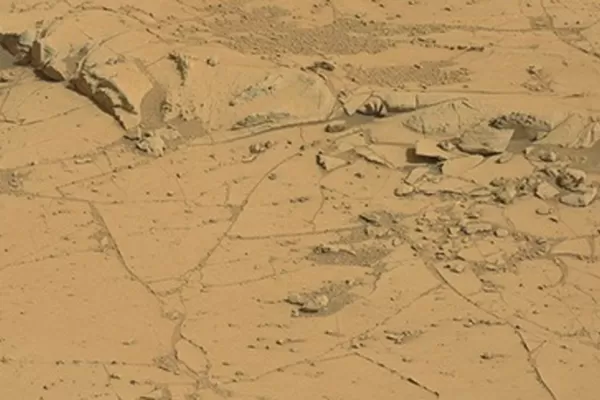 Hallaron un semáforo y una bola perfecta en Marte