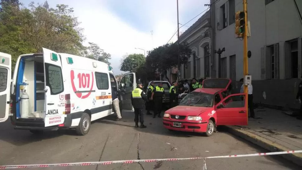 ASISTENCIA. Una ambulancia traslada a Marcela Abregú a la capital. fotos GENTILEZA FERNANDO ANDÚJAR