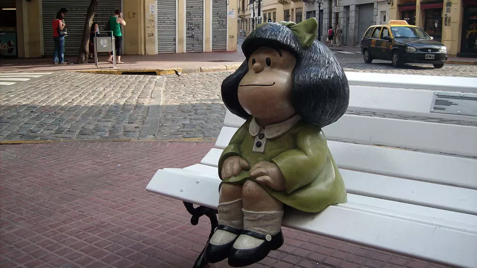 BARRIO PORTEÑO. La estatua de Mafalda está en San Telmo, el lugar donde Quino se imaginó a su creación. FOTO ARCHIVO