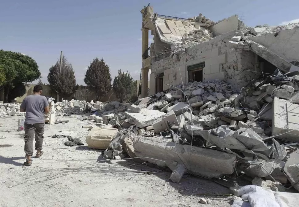 RUINAS. Un habitante de las cercanías de Idilib, al norte de Siria, observa los daños del bombardeo de EEUU. reuters