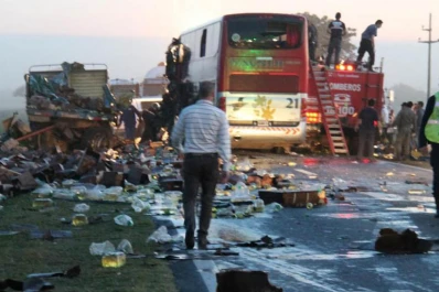 Santa Fe: al menos cuatro muertos por el choque entre un colectivo y un camión