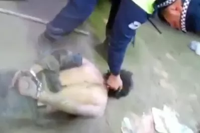 Un policía tucumano fue filmado mientras torturaba a un detenido