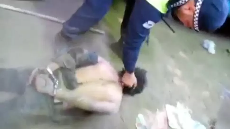 DE LOS PELOS. El policía levanta al joven esposado y lo lanza de cara al suelo en reiteradas ocasiones. CAPTURA DE VIDEO