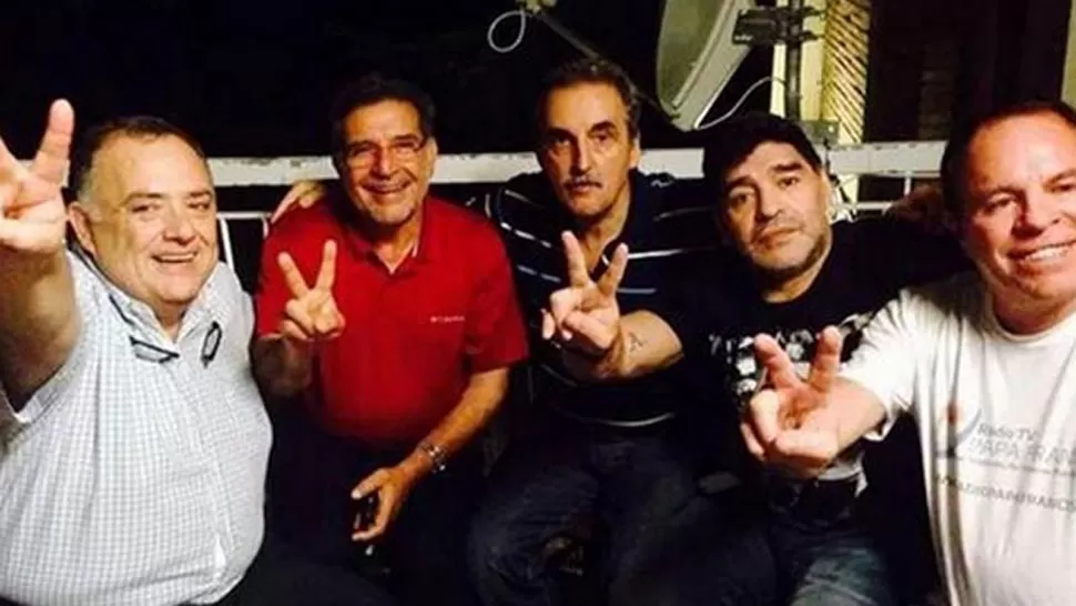 AMIGOS. Moreno, en el centro, junto a Maradona y otros allegados. FOTO TOMADA DE IPROFESIONAL.COM