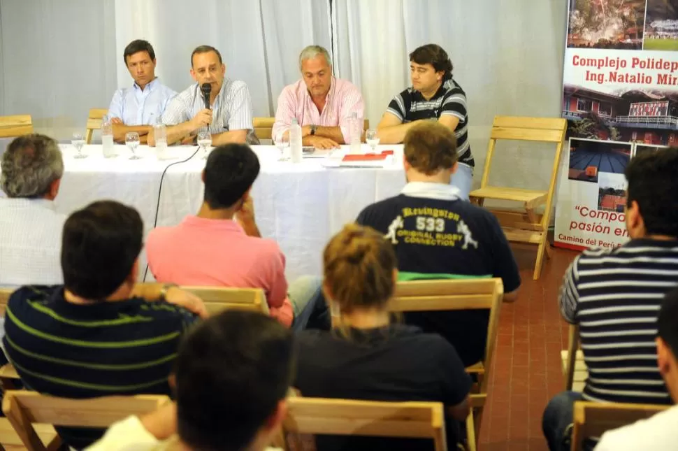 OFICIALIZACIÓN. Los dirigentes Navarro Muruaga, Mirkin, De Camilo y Kasem anunciaron en conferencia de prensa la renuncia de Bernasconi y hablaron de lo que viene. 