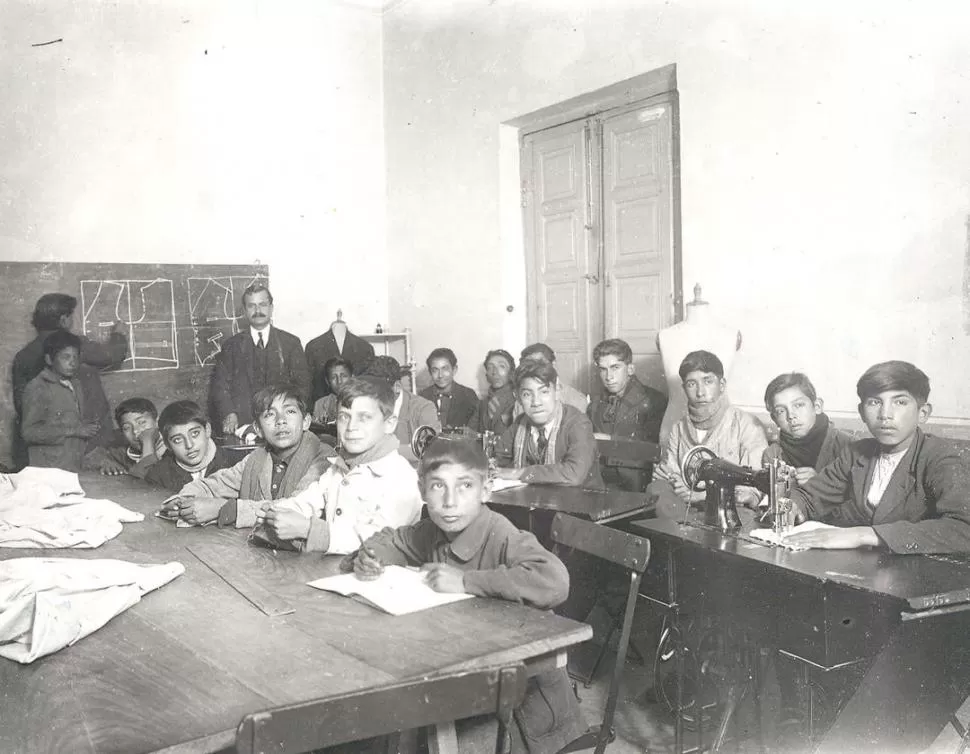 ARTES Y OFICIOS. A comienzos del siglo XX, se tomó esta fotografía de una clase en la vieja Escuela de Artes y Oficios de Monteros la gaceta / archivo