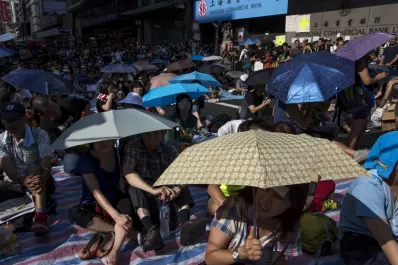 Manifestantes por la democracia llenan las calles de Hong Kong durante el Día Nacional de China
